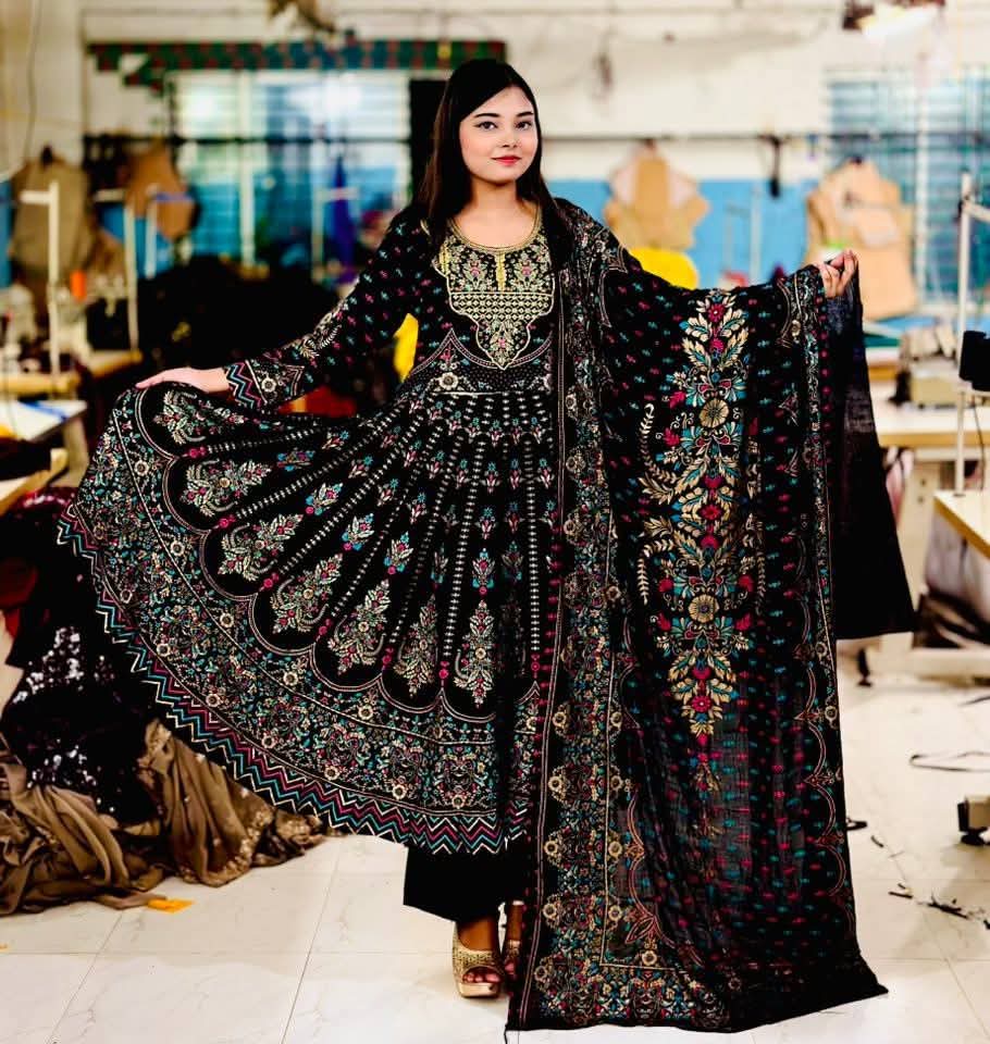 🖤ক্লাসিক ব্ল্যাক আর রাজকীয় বিশাল ঘের—নিজের সৌন্দর্যকে ফুটিয়ে তুলুন একদম নতুন মাত্রায়! 🖤✨
