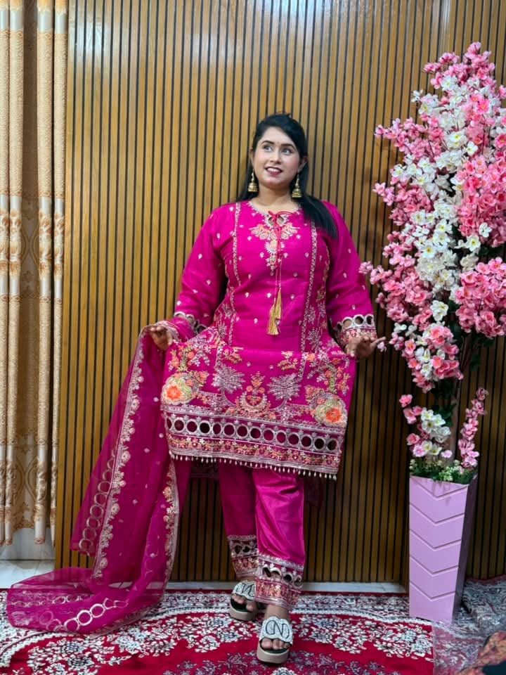 💖 ব্রাইট ম্যাজেন্টা কালার আর গর্জিয়াস এমব্রয়ডারি কাজের দুর্দান্ত কম্বিনেশনে নিজেকে সাজান রাজকীয় সাজে!