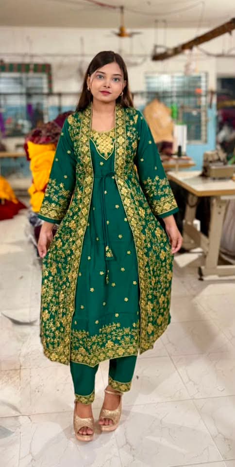 💚 বোতল গ্রিনের অভিজাত্য আর গোল্ডেন ওয়ার্কের দ্যুতি—রাজকীয় লুকে নিজেকে সাজিয়ে তুলুন অনায়াসেই! 💚✨