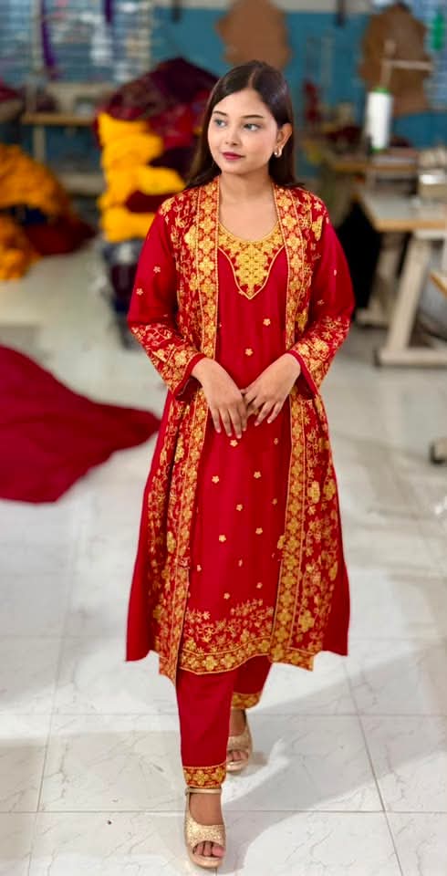 ❤️লালের রাজকীয় আভিজাত্য আর সোনালী কাজের ঝলক—যেকোনো পার্টিতে নিজেকে সাজান সবচেয়ে আকর্ষণীয় লুকে! ❤️✨