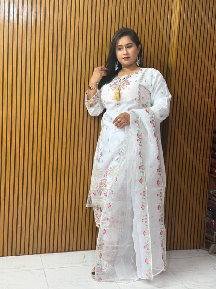 ✨ যেকোনো অনুষ্ঠান বা স্পেশাল দিনে সবার মাঝে আলাদা হতে বেছে নিন অল-হোয়াইট এমব্রয়ডারি কালেকশন!