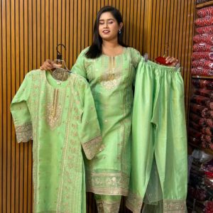 🌿 “ঈদের আড্ডা হোক কিংবা যেকোনো উৎসব, এই হালকা সবুজ কামিজে আপনিই থাকবেন সবার চেয়ে অনন্য! ✨”