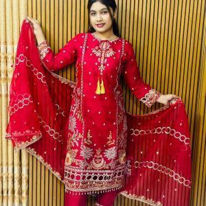 “টকটকে লাল রঙে রাজকীয় রূপ—যেকোনো পার্টিতে ভিড়ের মাঝে আলাদা করে চিনিয়ে দেবে আপনাকে! ❤️✨”