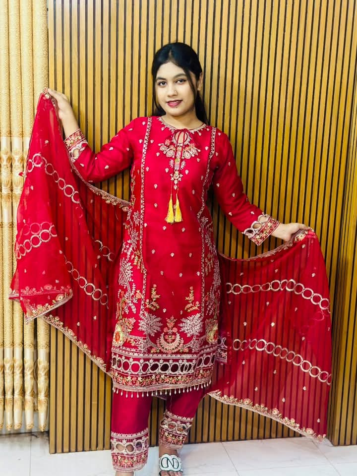 “টকটকে লাল রঙে রাজকীয় রূপ—যেকোনো পার্টিতে ভিড়ের মাঝে আলাদা করে চিনিয়ে দেবে আপনাকে! ❤️✨”