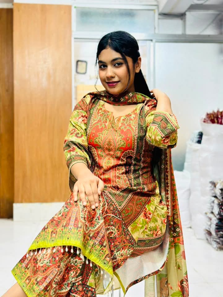 ৩. “নিজেকে সাজান আকর্ষণীয় ট্র্যাডিশনাল লুকে, যা সবার নজর কাড়বে নিশ্চিত! 💖”